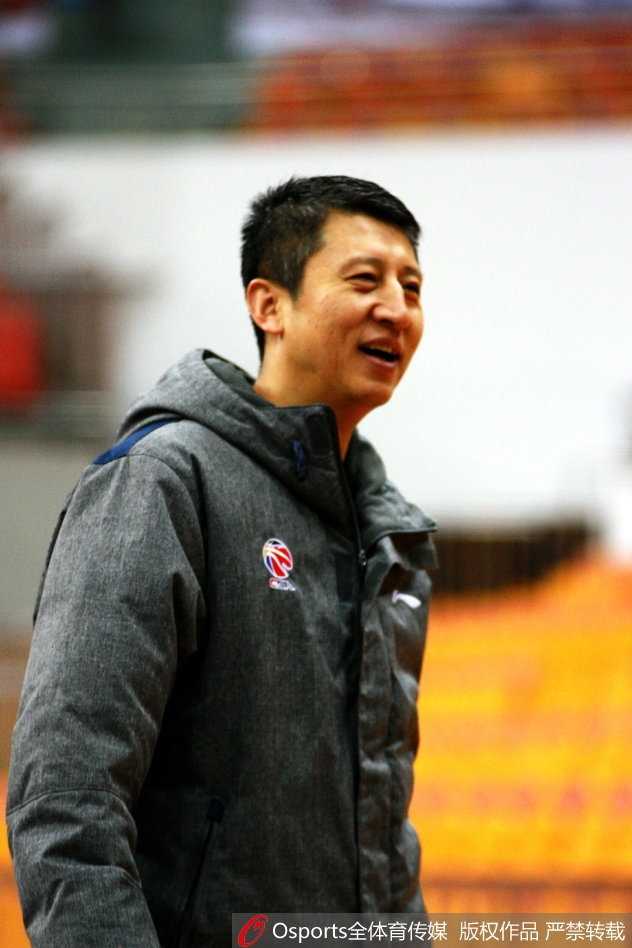 核心后卫郭艾伦在训练运球时被队友逗乐，笑得合不拢嘴，汗水与笑容交织在一起，展现出球队内部的融洽关系。