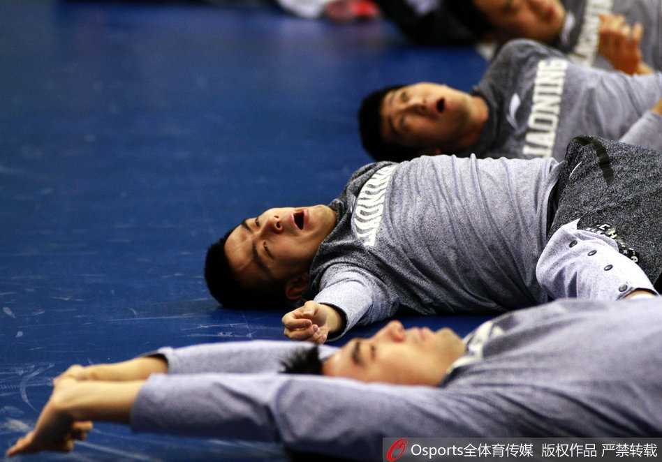 辽宁队全体队员围成一个圈，进行放松拉伸练习，大家勾肩搭背有说有笑，团队凝聚力在这一刻体现得淋漓尽致。