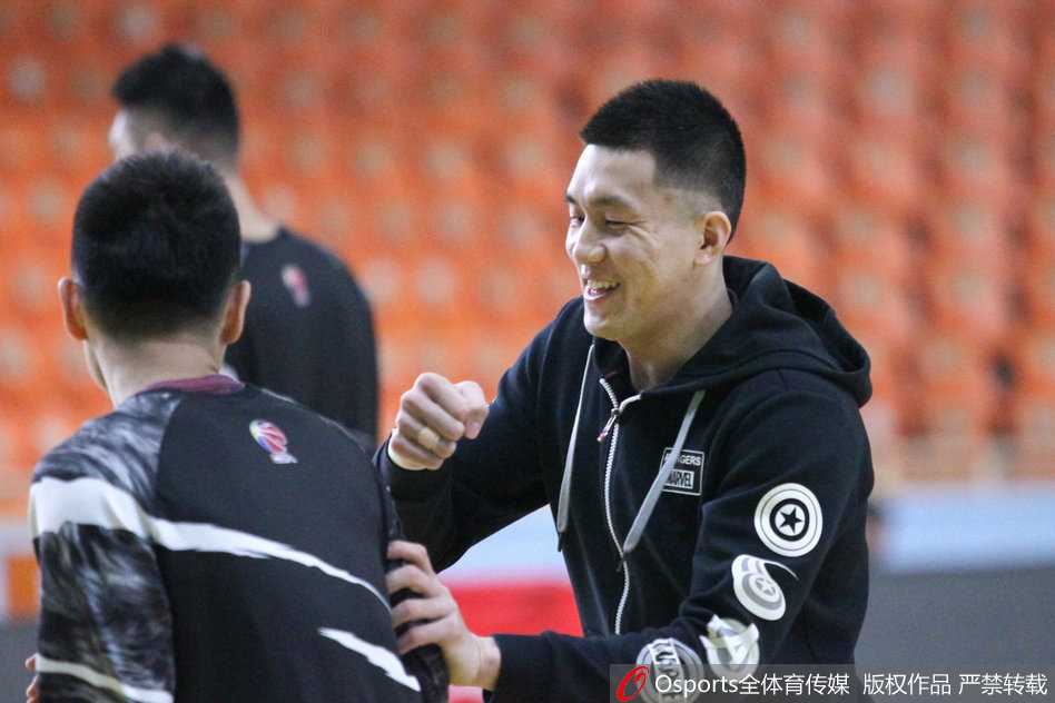 外援哈德森在训练中专注投篮，姿势标准，作为球队的头号得分手，他正通过苦练寻找最佳手感。