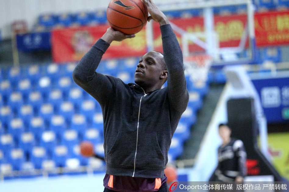 主帅郭士强在训练间隙为韩德君讲解战术，强调内线防守站位的重要性，大韩认真聆听。