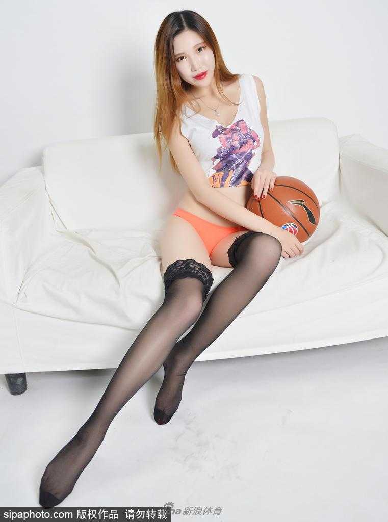 辽篮宝贝冠军衫写真定格全运会荣耀时刻 篮球宝贝摆出标准的投篮姿势,身体如弓般舒展,仿佛在赛场投出致胜一球,动感中透着自信与霸气