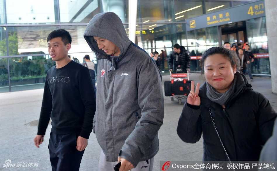 李晓旭在球迷的簇拥下前行，经历了大伤归来，他的每一次亮相都让球迷倍感珍惜，纷纷送上鼓励与支持。