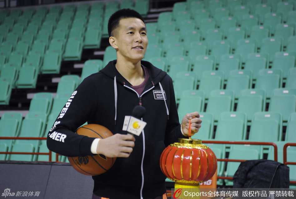 主教练郭士强指导面带慈祥的微笑，通过镜头向远方的球迷传递着新年的祝福，那份儒雅与坚定，是这支球队的定海神针。