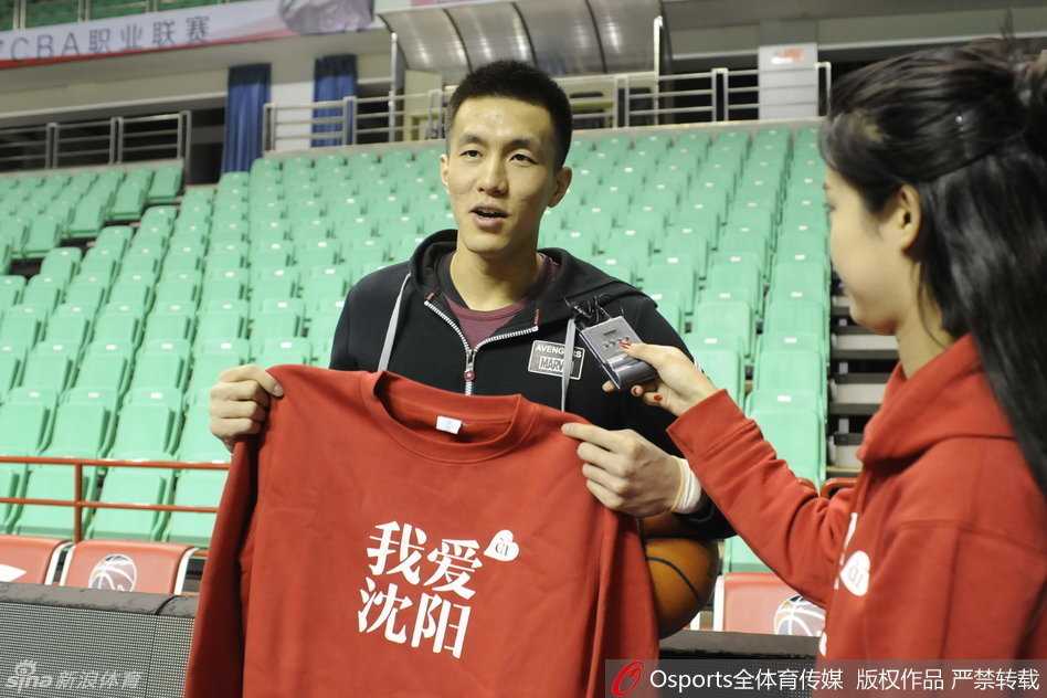 郭艾伦在拍摄间隙紧紧将篮球抱在怀中，脸上露出顽童般的笑容，仿佛手中的篮球就是他的新年礼物，那份发自内心的热爱感染了在场所有人。