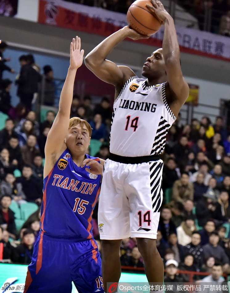 哈德森面对防守高高跃起，眼神坚毅出手标志性三分球