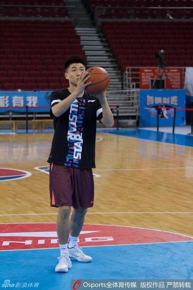 辽宁队全体队员在训练结束前进行集体热身，大家动作整齐划一，展现出了球队严谨的训练作风和良好的精神面貌。