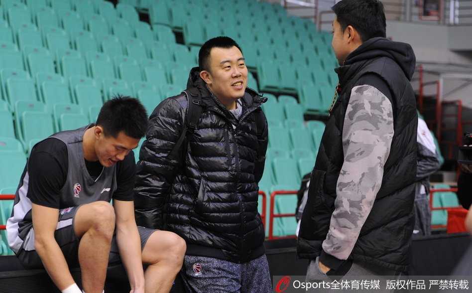 巴斯在训练中眼神专注，高高跃起准备完成一次势大力沉的单手劈扣，浑身肌肉线条尽显力量美感。