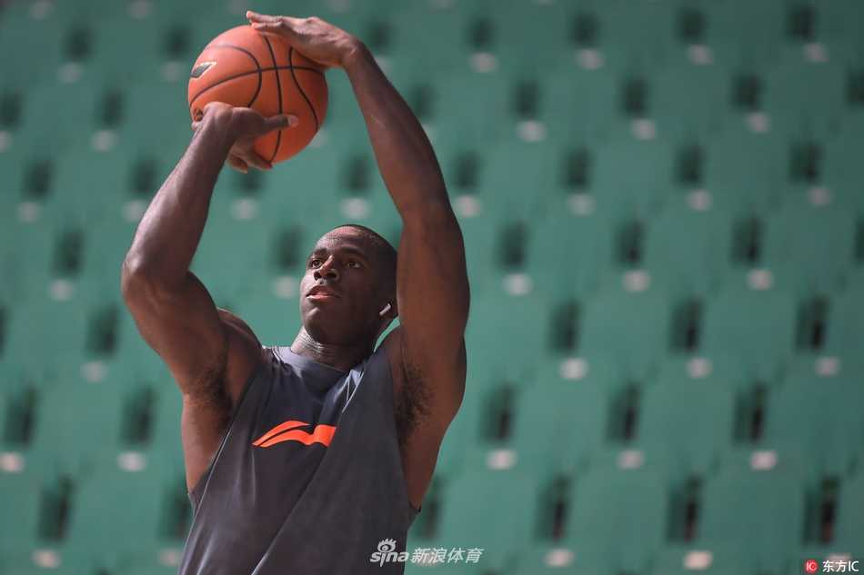 辽篮本溪秣马厉兵,剑指总冠军!郭士强携新援巴斯钟诚全力冲刺新赛季 训练场上,辽篮全队围成一圈,手掌叠在一起,齐声高呼“加油”!汗水与激情交织,团队的凝聚力在这一刻化作冲击总冠军的强大信念。