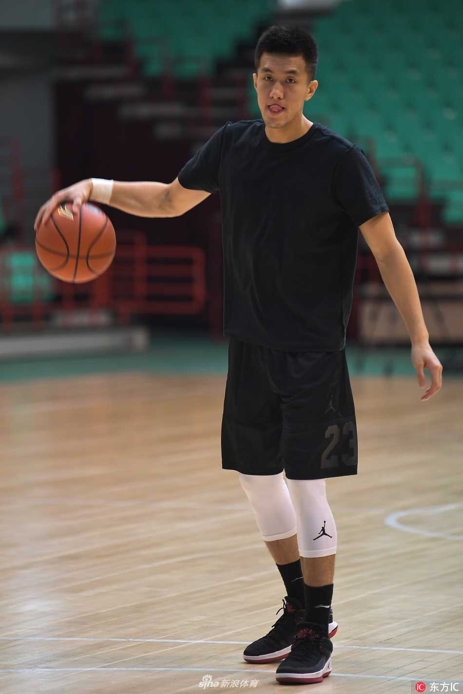 辽篮本溪秣马厉兵,剑指总冠军!郭士强携新援巴斯钟诚全力冲刺新赛季 外援巴斯在训练中奋力跃起,肌肉线条紧绷如雕塑,双手牢牢控制住篮板球,展现出惊人的爆发力和对胜利的无限饥渴。