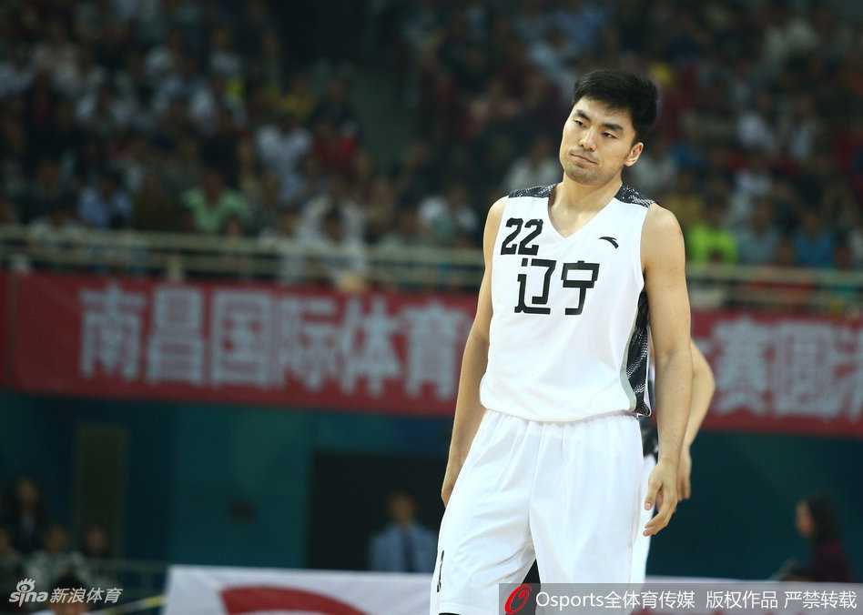 辽篮激战解放军,全运赛场演绎经典对决 场边的郭士强指导神情严峻,大手一挥正在调兵遣将,他的每一次换人和战术布置都牵动着场上的局势。