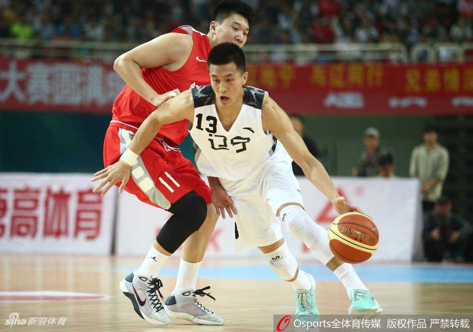 辽篮激战解放军,全运赛场演绎经典对决 李晓旭奋不顾身地争抢前场篮板,他的身影在人群中高高跃起,为辽宁队拼出一次又一次宝贵的进攻机会。