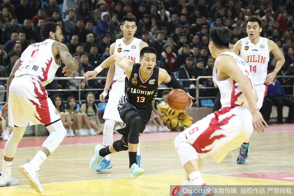 辽篮热血战纪:从群星闪耀到登顶之巅 郭艾伦高高跃起,手指轻柔地将球拨向篮筐,小抛投的瞬间,他的身体在对抗后微微后仰,眼神紧盯着旋转的篮球