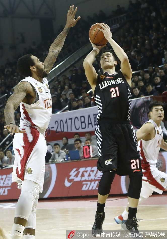 辽篮热血战纪:从群星闪耀到登顶之巅 赵继伟眼神狡黠地望向另一侧,手指却暗中指向底角的空位队友,一个假动作便让整个防守重心发生偏移