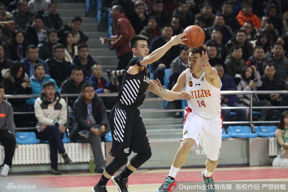 辽篮热血战纪:从群星闪耀到登顶之巅 韩德君双手挂框,整个篮架都在微微颤抖,他低头俯视着被他震退的防守者,像是完成了一次空中的绝对宣告