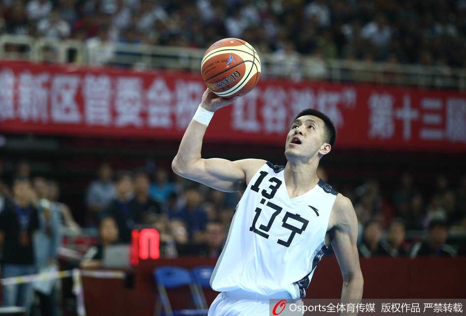 辽篮狂胜之夜郭艾伦变身表情帝 全运预赛首战创恐怖分差 辽宁队替补席欢声笑语,球员们被郭艾伦的鬼脸逗得前仰后合,气氛融洽