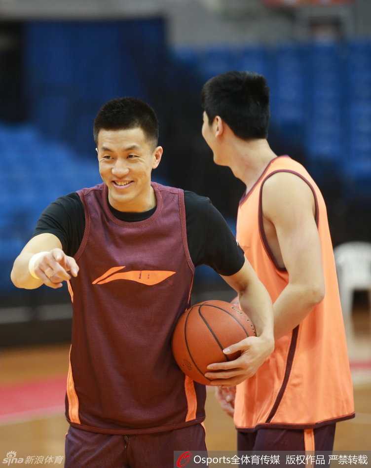 辽篮猴年收官战多点开花 赵继伟鬼魅传球郭艾伦犀利突破 哈德森在一次三分出手后目送篮球轨迹,这球遗憾偏出,他自己也显得有些无奈。