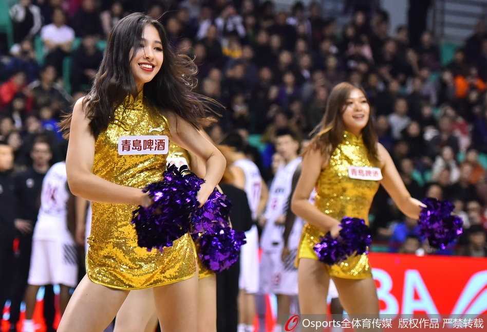 辽宁啦啦队宝贝们身着靓丽服装，在赛前更衣室里对着镜头露出灿烂自信的微笑，青春的气息扑面而来。