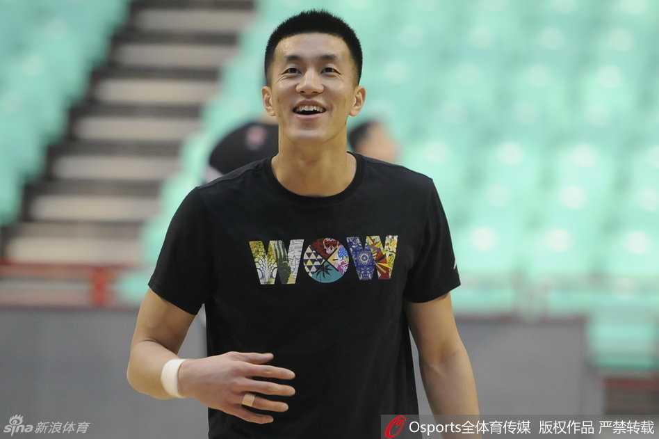 辽篮群星闪耀时:从苦练到欢笑的赛场瞬间 杨鸣身穿训练服,脸上带着标志性的阳光笑容,帅气十足