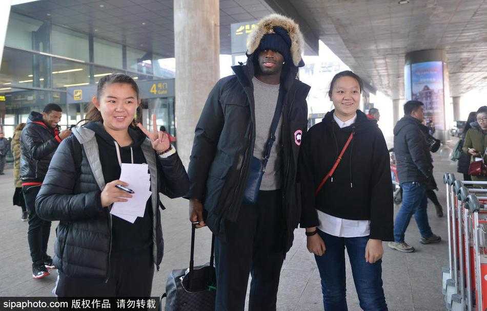 热情的球迷们高举手机和签名本，冲破隔离线，只为更近距离地接触心中的偶像郭艾伦。