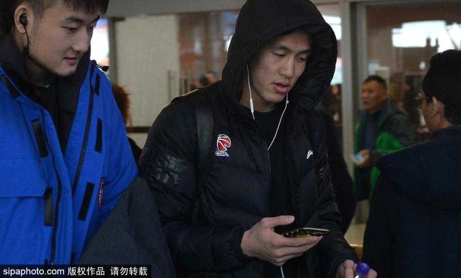 接机结束后，几名小球迷依然兴奋地聚在一起，展示着刚刚获得的郭艾伦签名照片。