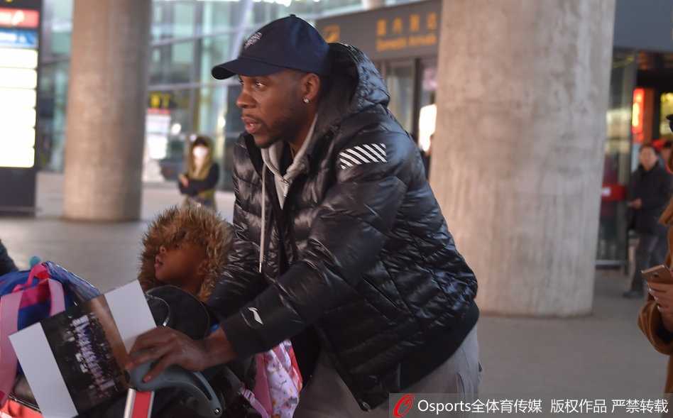 辽宁队核心郭艾伦走出通道，他戴着时尚的耳机，脸上带着轻松的微笑，耐心地给身边的球迷签名，周围的球迷们发出阵阵欢呼。