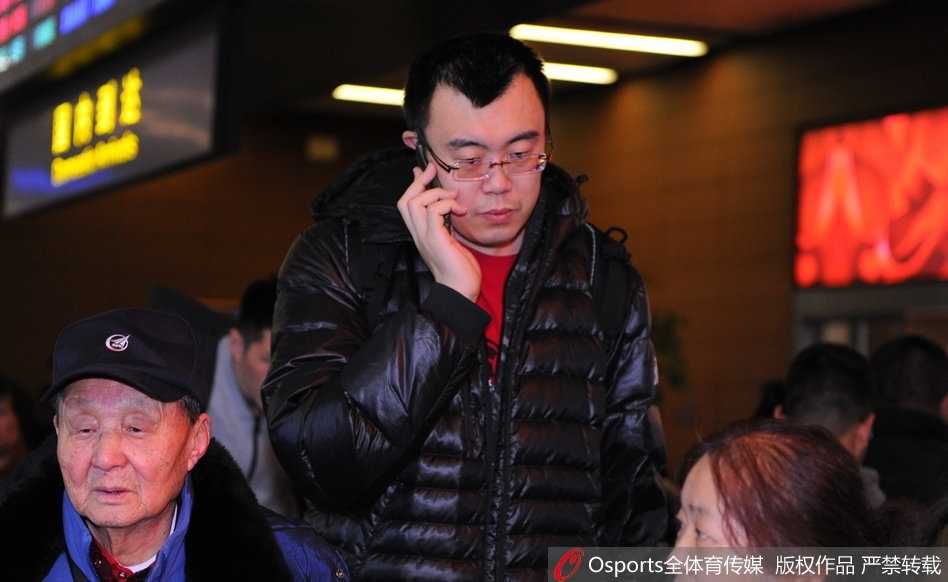 走出机场的辽宁队球员们被热情的球迷簇拥着，大家纷纷伸出手与球员击掌，现场气氛热烈而有序，体现了辽宁浓厚的篮球文化氛围。