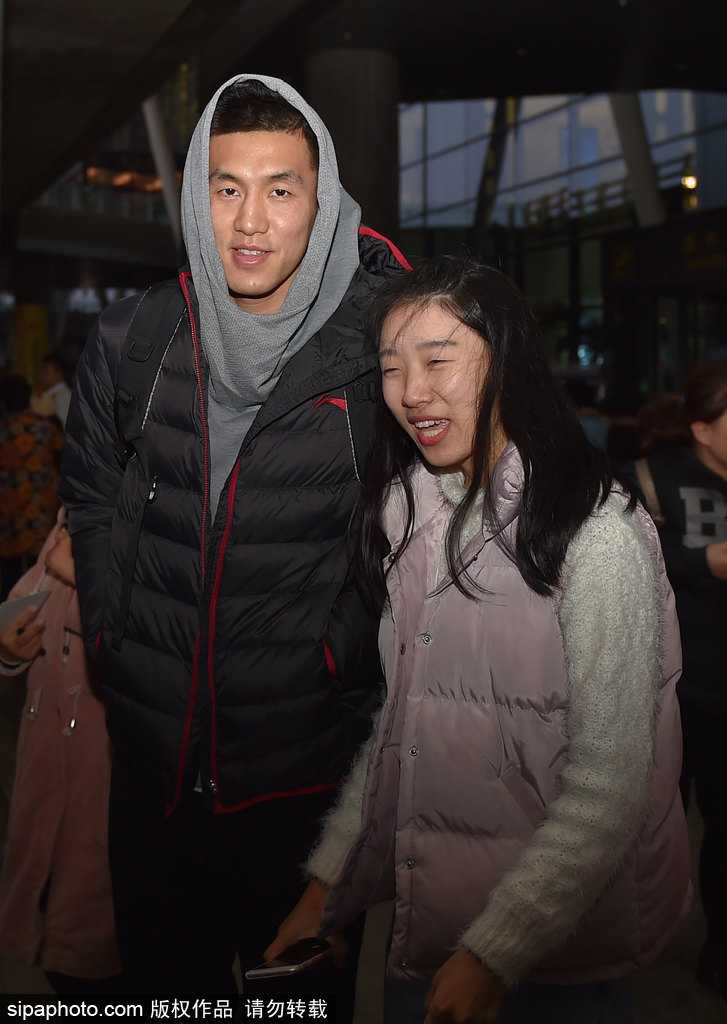 众多热情的球迷将机场通道围得水泄不通，他们高举着手中的手机和签名本，眼神中充满了期待，只为能更近距离地看一眼心中的偶像。