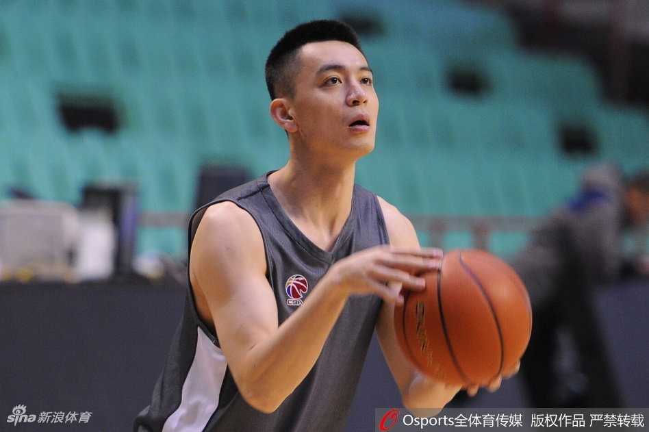 寒冬的沈阳训练馆外，辽宁男篮球员身穿黑色长款羽绒服，微微俯身接过球迷递来的篮球和笔，眼神专注而柔和，仿佛这一刻比分和胜负都已远去，只剩下签下名字时那份真诚的回应。