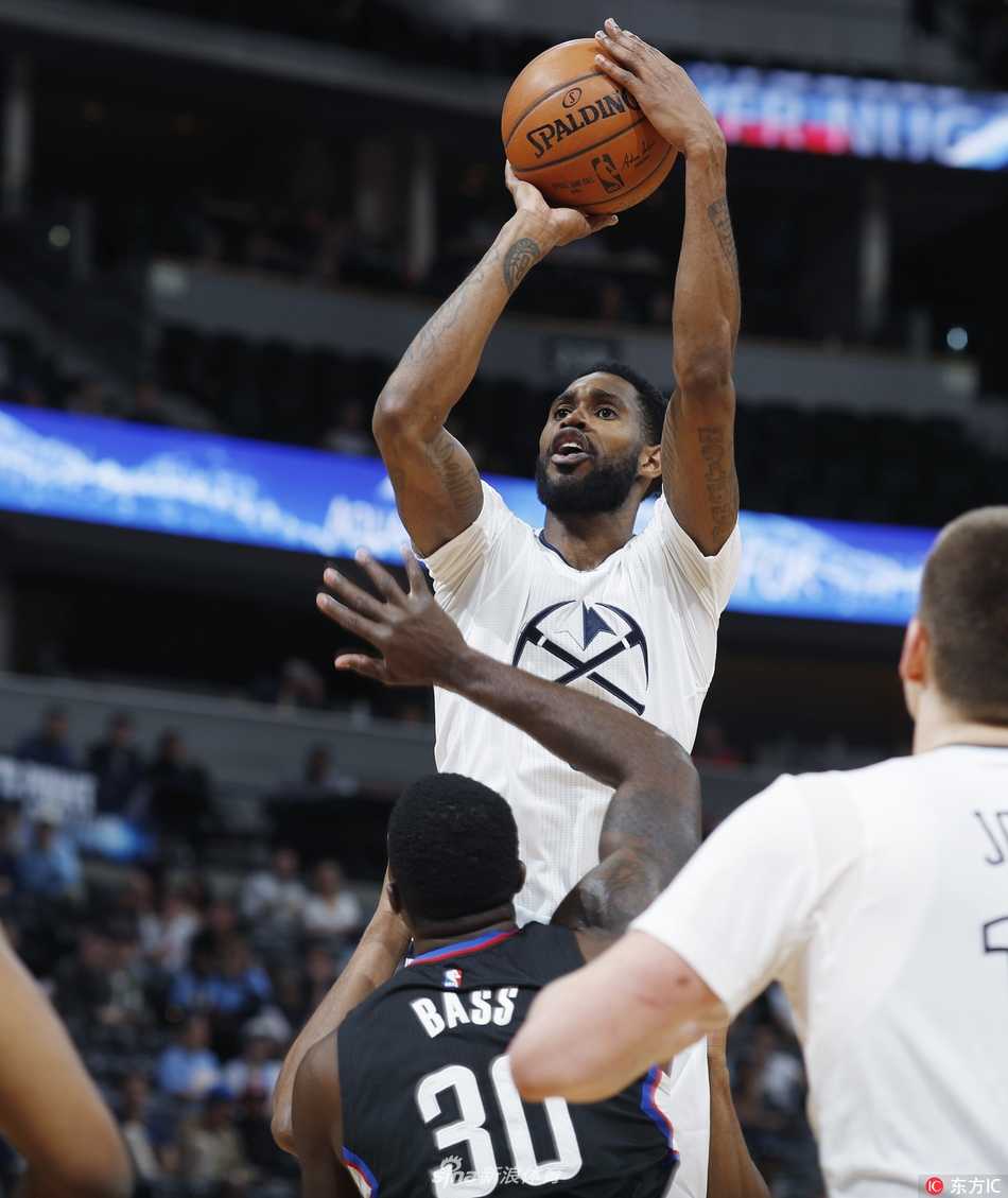 巴斯在比赛中积极卡位拼抢篮板，眼神专注肌肉紧绷，每一个细节都彰显着职业态度