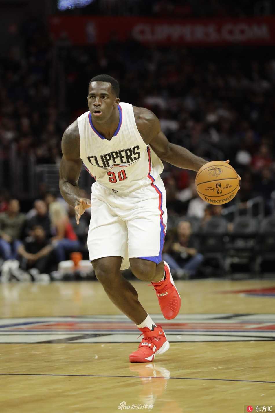 巴斯在签约仪式上展示辽宁队战袍，面带微笑眼神坚定，预示着一个全新征程的开始