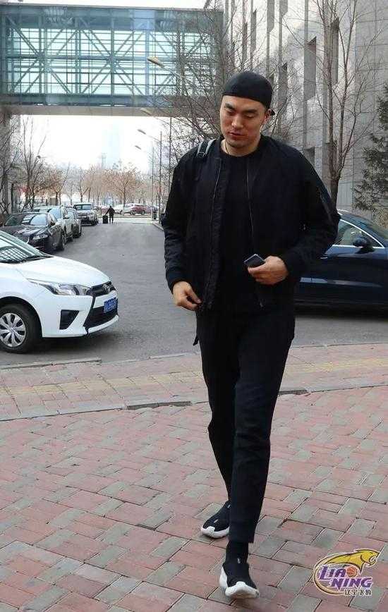 夜幕降临，台北的街头霓虹闪烁，几名辽篮队员穿着便装悠闲地走在夜市中，脸上洋溢着轻松的笑容，感受着与北方不同的冬日温暖。