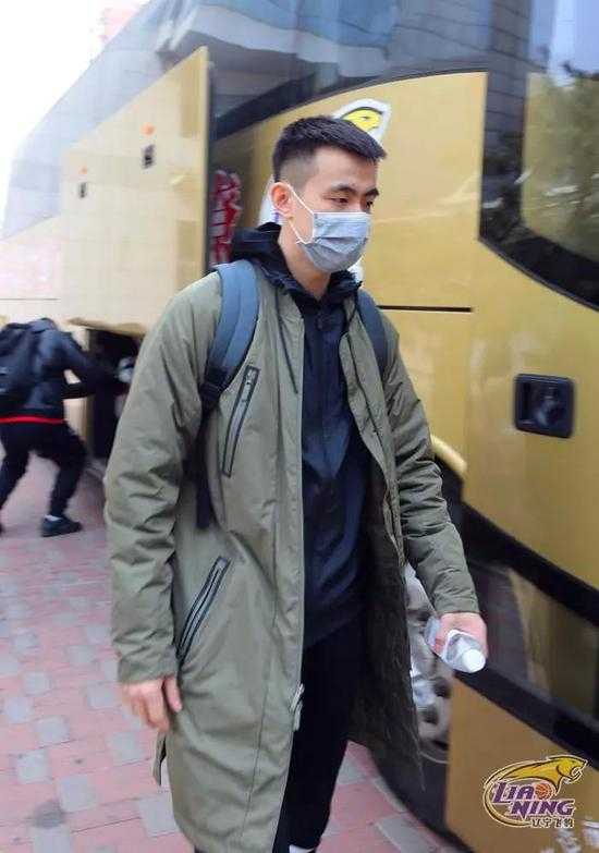 在沈阳桃仙国际机场的候机大厅里，几名辽篮队员正围坐在一起，神情轻松地聊着天，身后的落地窗外，一架银色的飞机正静静等待。