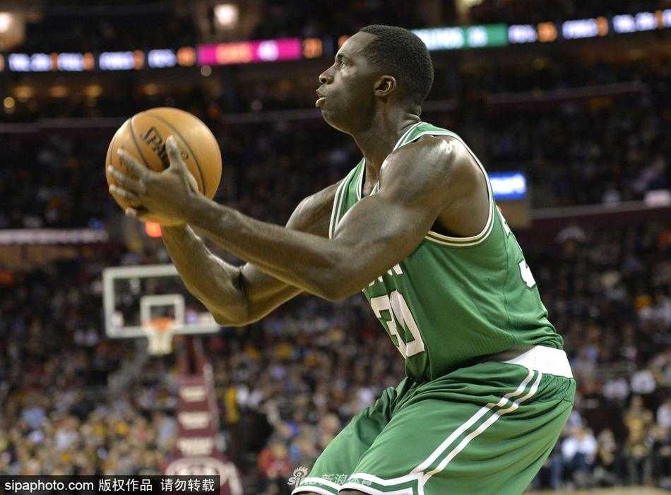 辽篮迎来内线铁闸巴斯,这位绿衫军猛将欲在CBA施展铁血本领 巴斯在训练中完成一记势大力沉的双手灌篮,他单手挂框,身体在空中形成一张拉满的弓,仿佛要将所有的能量都倾注在沈阳的这个新舞台上。