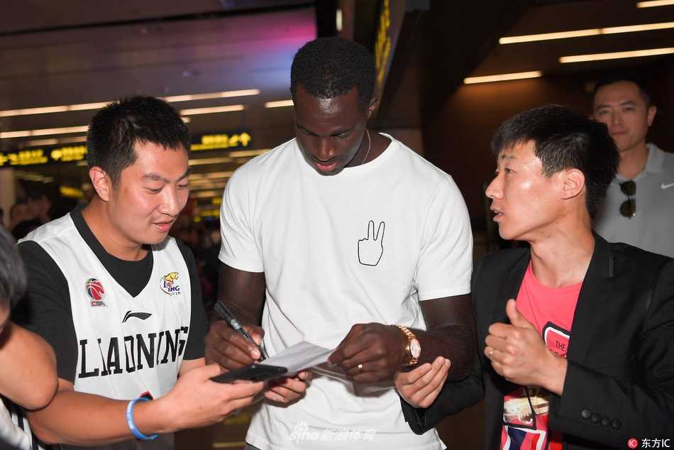 身背行囊的布兰登·巴斯面带微笑步出通道，首次踏足沈阳的他眼神中满是对新旅程的憧憬与坚定。