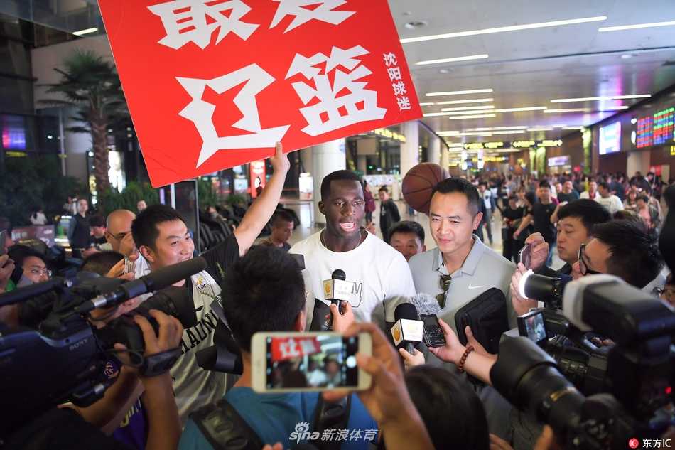 巴斯在安保人员的护送下离开机场，他身后的辽宁球迷依然恋恋不舍，这张背影照开启了他在CBA的传奇篇章。