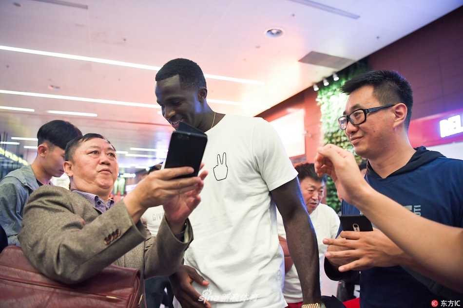 尽管经历了长途飞行的劳顿，巴斯在接受采访时依然精神饱满，他坚定地表示愿倾尽全力帮助辽宁队触摸冠军奖杯。