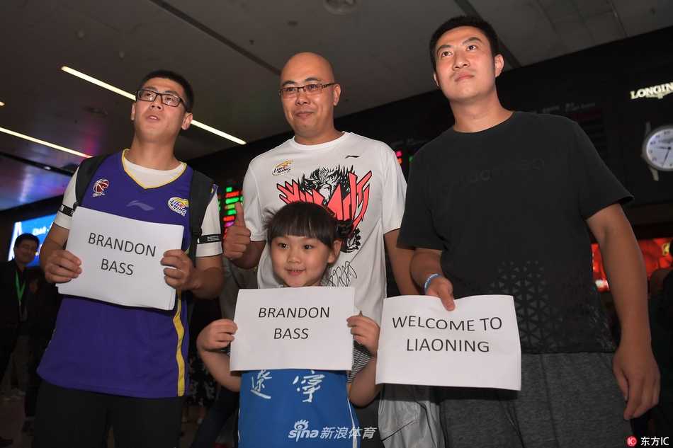 辽篮总经理李洪庆亲自到机场迎接这位冠军拼图，两人握手瞬间被镜头定格，仿佛预示着一段合作佳话的开始。