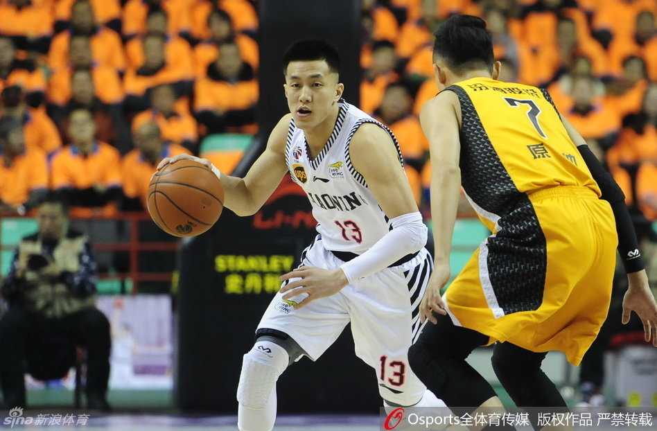 郭艾伦如闪电般撕裂防守，胯下运球后直视篮筐，眼神中透露着‘第四节惹不起’的杀气。