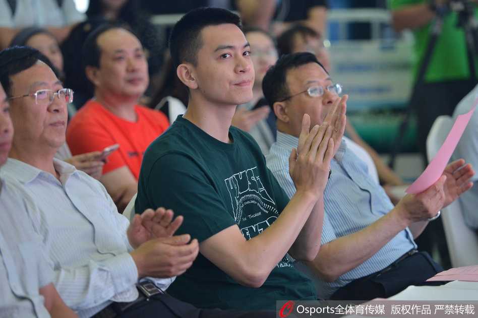 辽篮队长杨鸣投身环保公益活动 帅气示范垃圾分类新时尚 活动结束后杨鸣被众多粉丝热情围住,他面带微笑耐心地为球迷签名留念