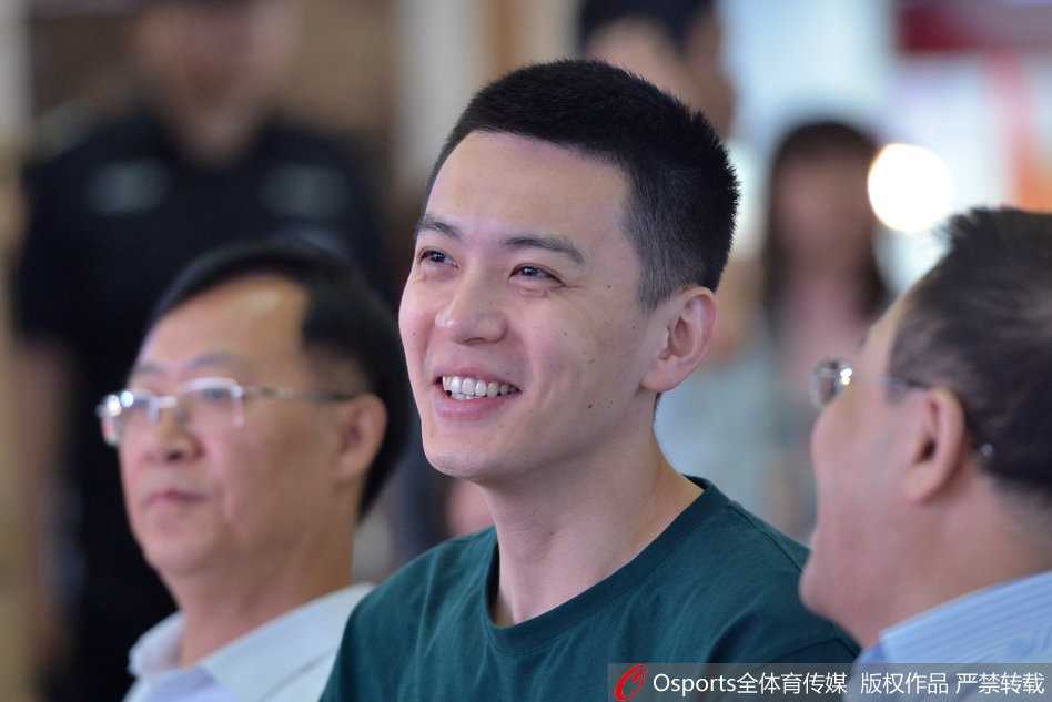 辽篮队长杨鸣投身环保公益活动 帅气示范垃圾分类新时尚 杨鸣在公益活动中手持篮球微笑,与身旁的女粉丝亲密互动准备投篮