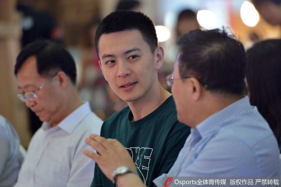 辽篮队长杨鸣投身环保公益活动 帅气示范垃圾分类新时尚 杨鸣身穿白色T恤亮相沈阳公益活动,阳光帅气的形象引得现场粉丝阵阵欢呼