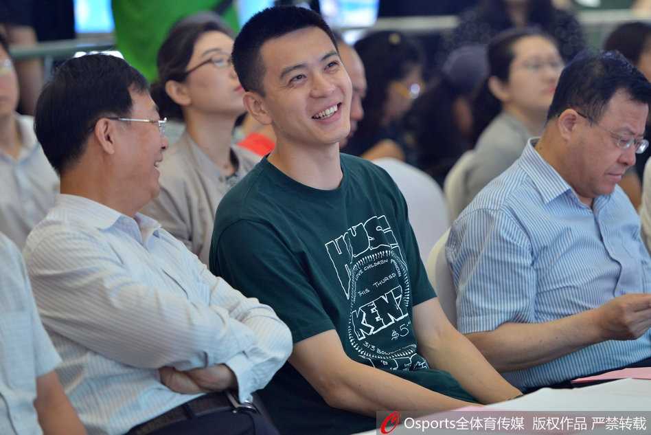 辽篮队长杨鸣投身环保公益活动 帅气示范垃圾分类新时尚 活动现场杨鸣手持写有垃圾名称的卡片,神情专注地思考应投入哪个分类垃圾桶