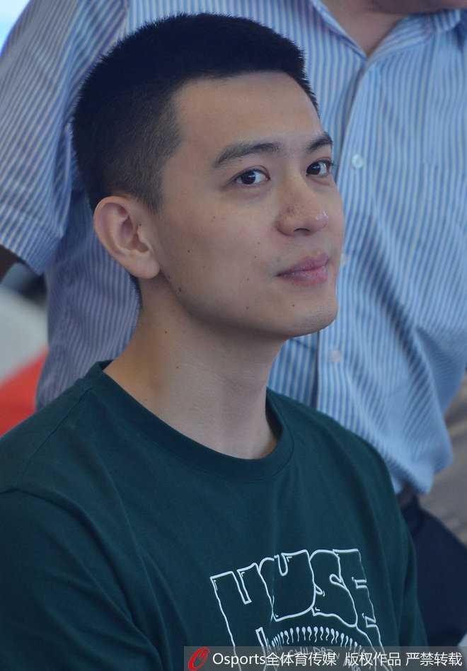 辽篮队长杨鸣投身环保公益活动 帅气示范垃圾分类新时尚 杨鸣在公益活动主背景板前站立,身姿挺拔,现场气氛热烈充满青春活力