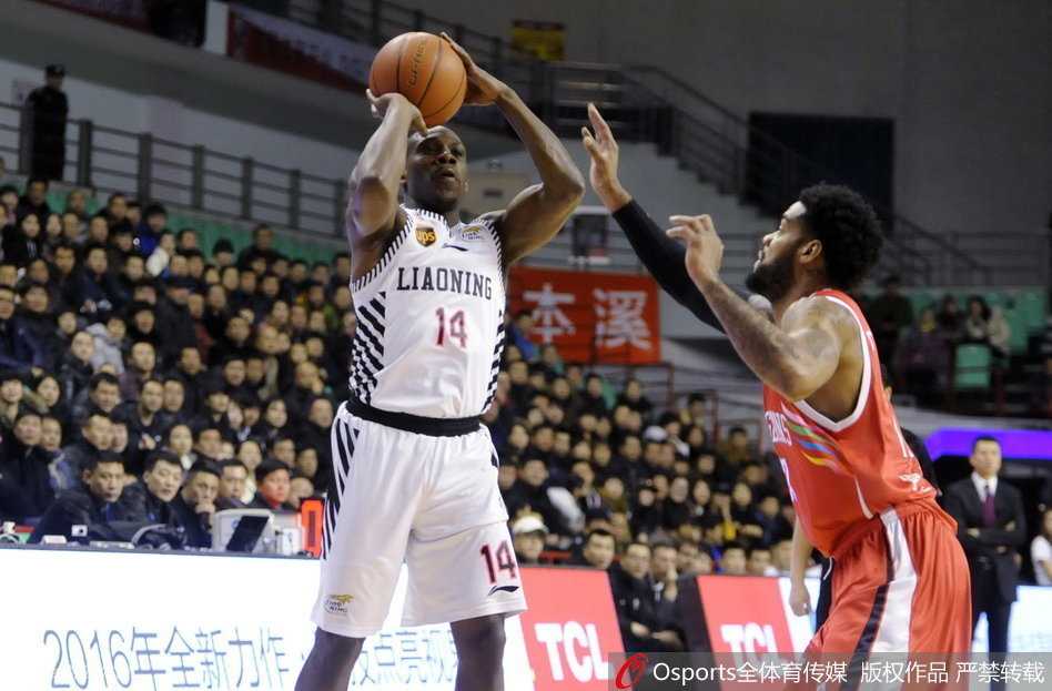 在巨人林立的内线，赵继伟如同一道灵动的闪电，他利用节奏变化闪开封堵，在空中与防守悍将对抗后，依然稳稳将球放入篮筐。