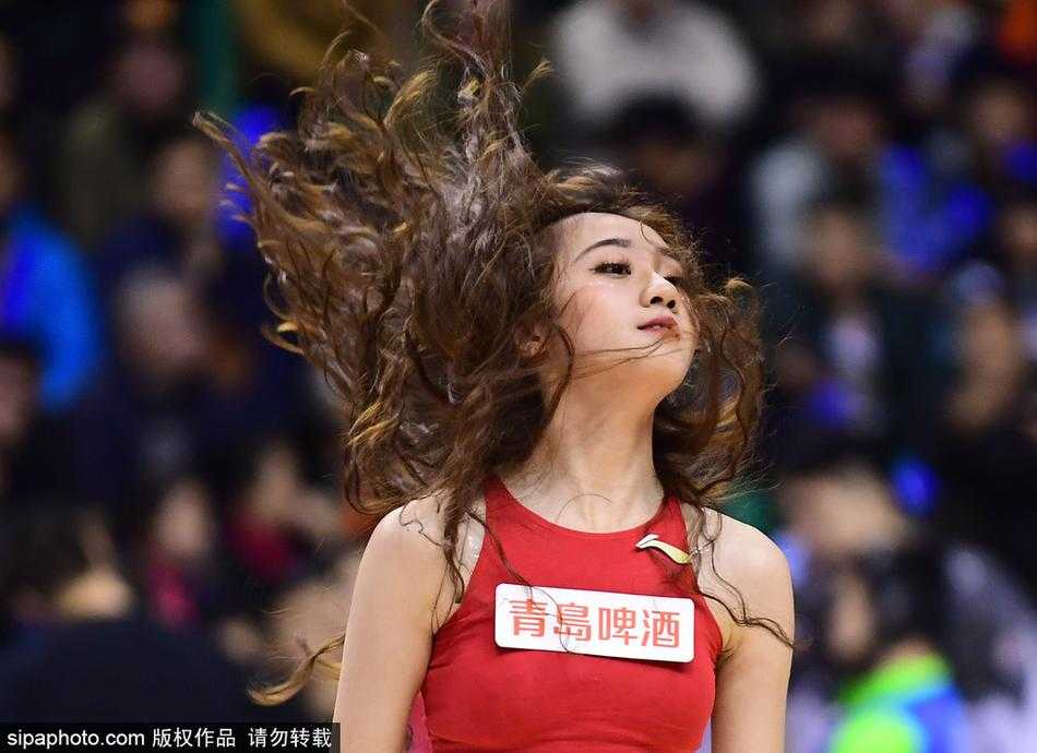 镜头拉近，这位笑容甜美的篮球宝贝扎着清爽的马尾，在聚光灯下尽情展现着自信与活力，为紧张激烈的赛场注入了一股青春气息。