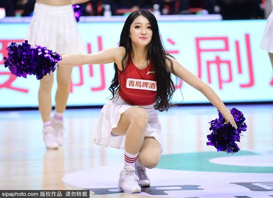 辽宁衡润主场迎战广州龙狮，中场休息时篮球宝贝们身着金色闪亮服装登场，随着动感音乐的节拍整齐舞动，瞬间点燃了全场观众的激情。