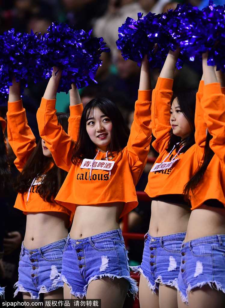 表演结束后，宝贝们面对镜头露出灿烂笑容挥手致意，额头上的汗珠在灯光下闪闪发亮，那是努力付出后最真实的勋章。