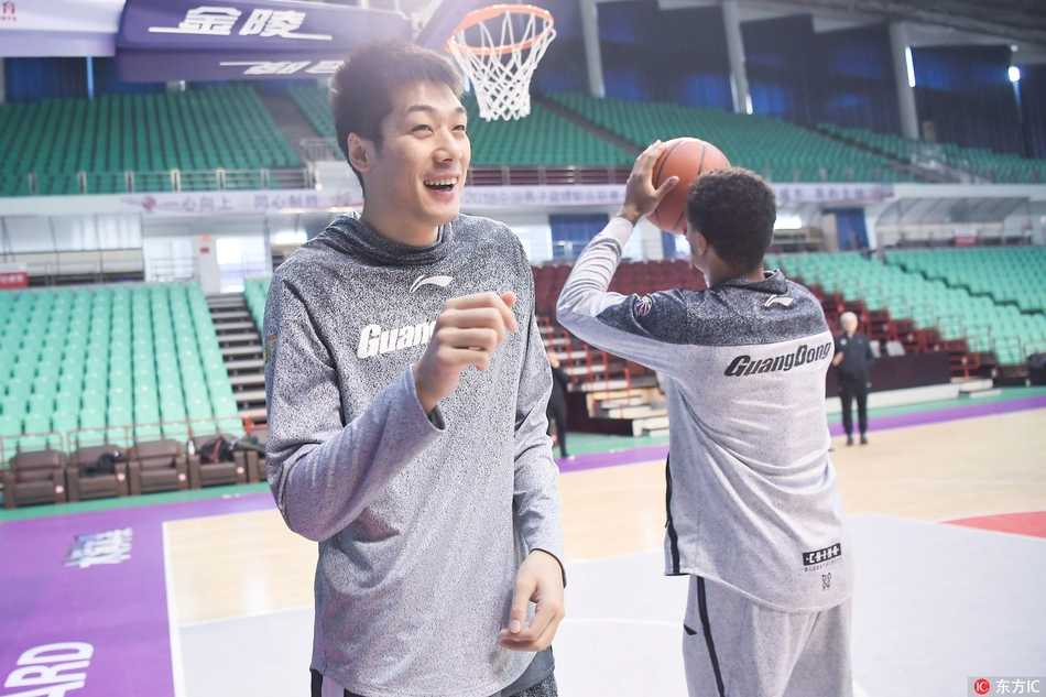 辽粤大战前瞻:广东宏远沈阳厉兵秣马 易建联篮下强起,肌肉线条绷紧,防守球员高举双臂形成遮天蔽日的干扰