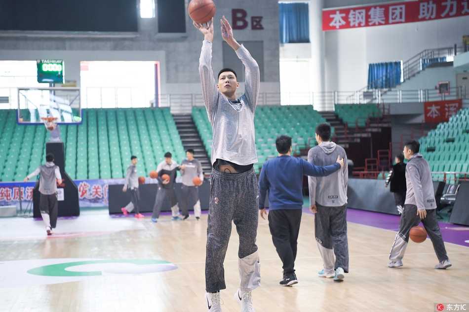 辽粤大战前瞻:广东宏远沈阳厉兵秣马 队长周鹏持球加速突破,训练中展现锋利脚步,防守球员紧跟不舍