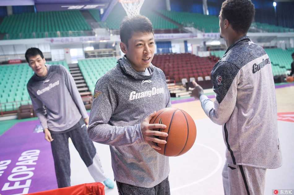 辽粤大战前瞻:广东宏远沈阳厉兵秣马 外援尼克尔斯内线要位成功,张开双手示意传球,身后防守者全力顶防